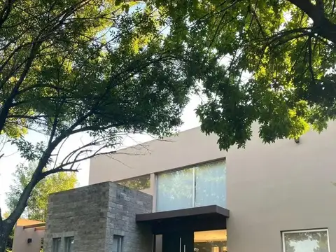 Casa en alquiler en Barrio Cerrado Los Pilares con pileta