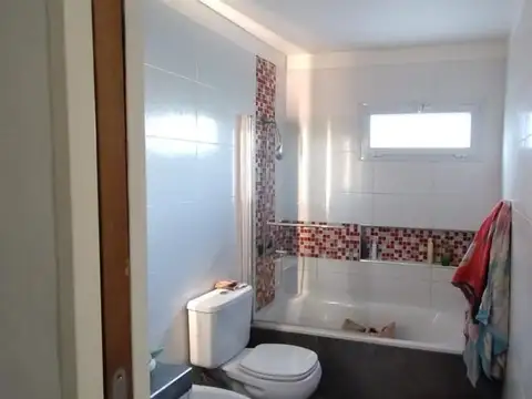 Casa 4 ambientes con 2 baños