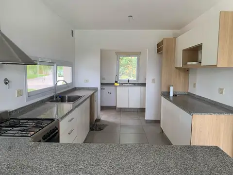 Casa 4 ambientes con 3 baños