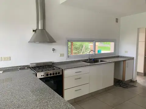 Casa en Alquiler con 2 cocheras