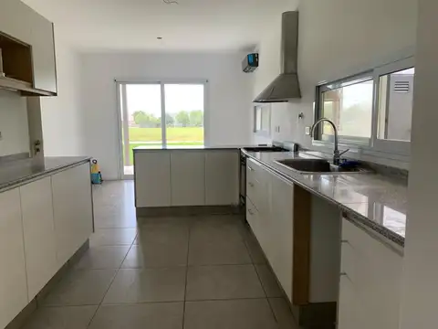 Casa 4 ambientes con 3 baños