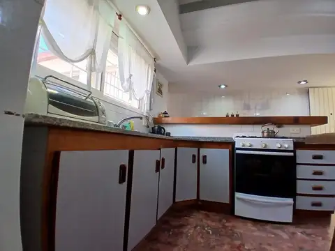 Casa 5 ambientes con 2 baños