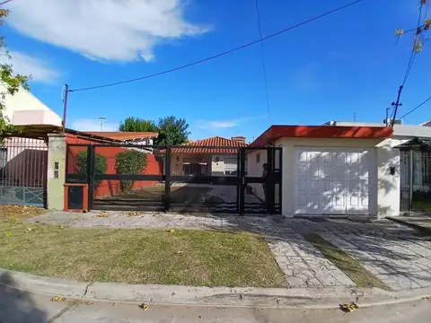 VENTA DE CASA CON 4 Dormitorios en Parque Lineal D. Bosco