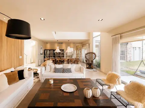 Casa 7 ambientes con 5 baños