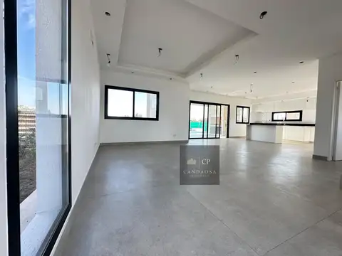 Casa en Venta con 3 cocheras