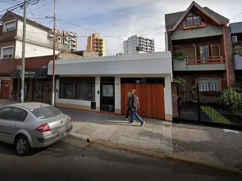 CASA EN VENTA APTO CREDITO - 3 AMB COCHERA Y PATIO - PERMUTA