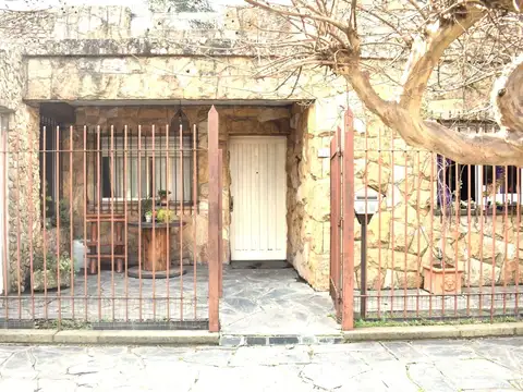 VENTA CASA 3 DORMITORIOS CON PILETA Y JARDIN MERLO