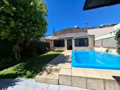 CASA 4 AMBIENTES C/FONDO LIBRE Y GARAGE P/2 AUTOS