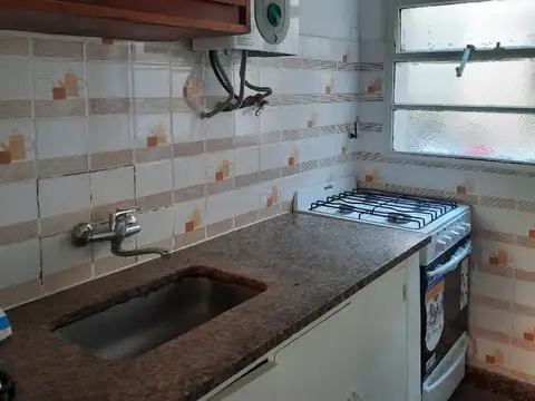 PH,  USO COMERCIAL o VIVIENDA.  recien pintado, dos dormitorios, living,cocina, baño completo. jardín quincho y terraza