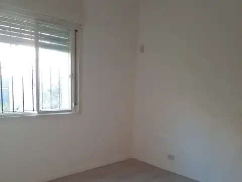 PH,  USO COMERCIAL o VIVIENDA.  recien pintado, dos dormitorios, living,cocina, baño completo. jardín quincho y terraza