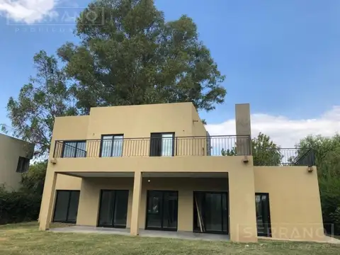 Casa  en Venta en barrio Eucaliptos Haras Santa Maria, Escobar