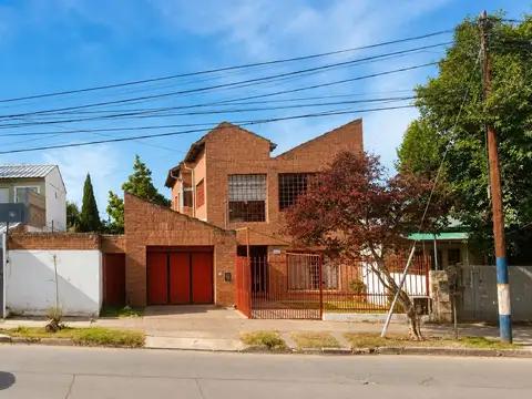 VENDO BARRIO SAN FERNANDO CASA 4 DORM. APTO CREDIT