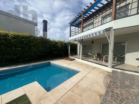 Casa en Alquiler con 2 cocheras