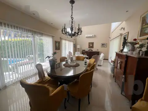 Casa en venta en Estancia Smithfield sobre lote central