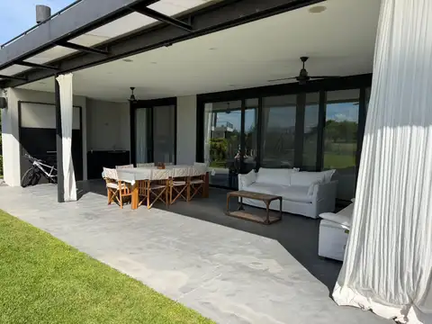 Casa en Alquiler con 2 cocheras