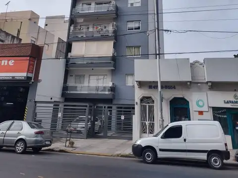 Dpto 2amb En Alquiler En Saenz Peña Sobre Av. America En Excelente Estado