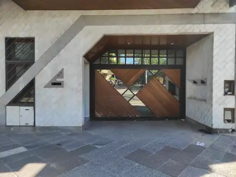 Importante casa sobre Avenida Brasil