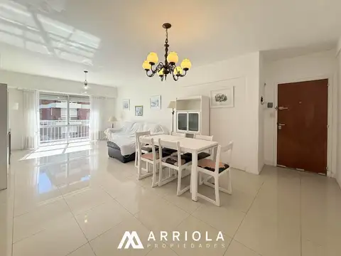 Departamento de 4 ambientes al frente, con balcón saliente.