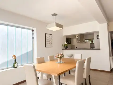 Casa 8 ambientes con 3 baños