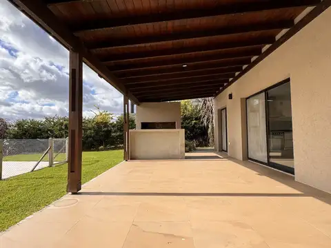 Casa 4 ambientes con 3 baños