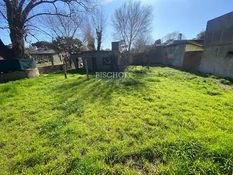 CASA 3 AMBIENTES, EN ESQUINA CON AMPLIO PARQUE, TODOS LOS SERVICIOS