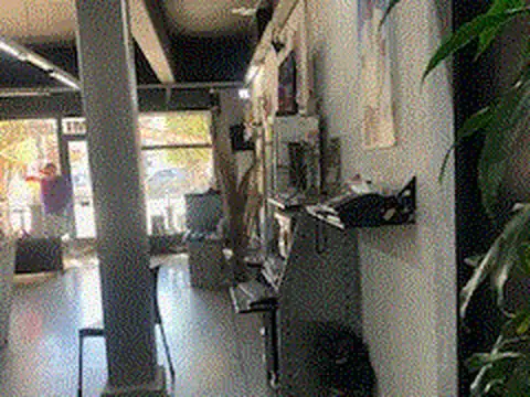 Excelente Local sobre Avenida Diaz Velez