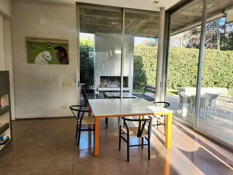 Casa en Alquiler con 2 cocheras