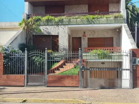 VENTA DE CASA EN SAN JUSTO! EN 3 PLANTAS UNICA! , A MEDIA CUADRA DE INDART! 400M2 CUBIERTOS!