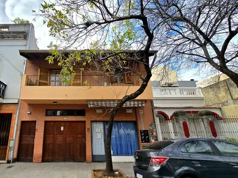 CASA EN EXCELENTE ESTADO, 11 AMBIENTES 4 BAÑOS CON GARAJE PARA 2 AUTOS BALCON Y LOCAL