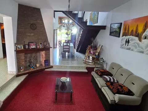 CENTRO DE AVELLANEDA, SE VENDE CASA CON PILETA