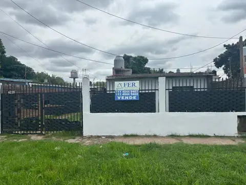 Casa de 2 ambientes con entrada de auto en Berazategui