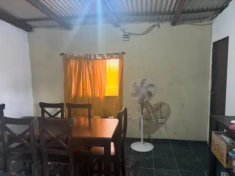 Casa de 2 ambientes con entrada de auto en Berazategui