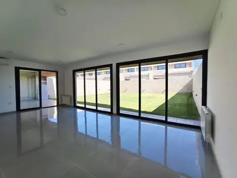 Casa en Alquiler con 2 cocheras