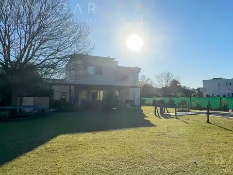 Casa en Venta con 4 cocheras