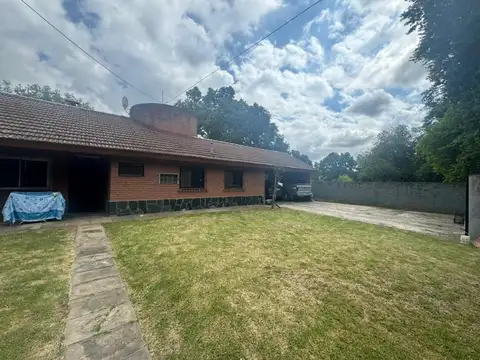 Quinta sobre lote de 2.500 m² con pileta, quincho, cancha de