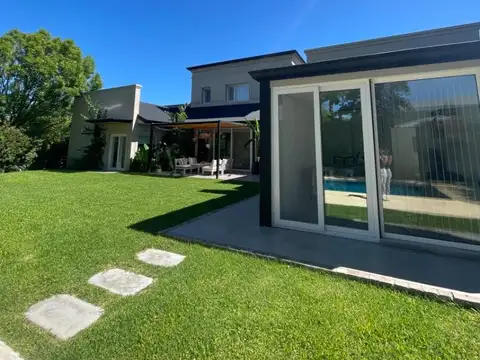 Casa en Venta en Abril Club De Campo, USD 750.000