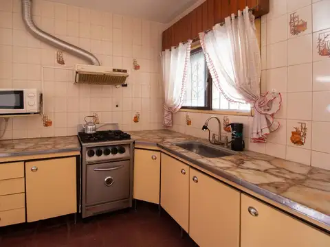 Venta Casa 4 ambientes Extenso jardín Ituzaingó