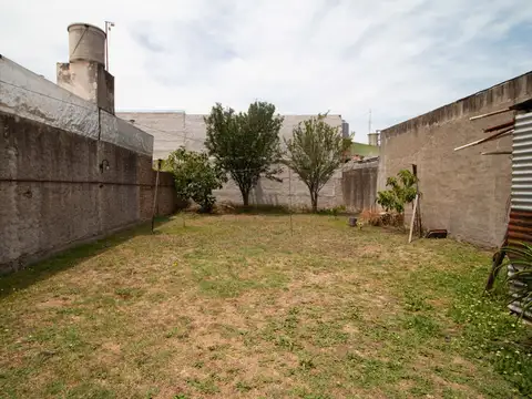 Venta Casa 4 ambientes Extenso jardín Ituzaingó