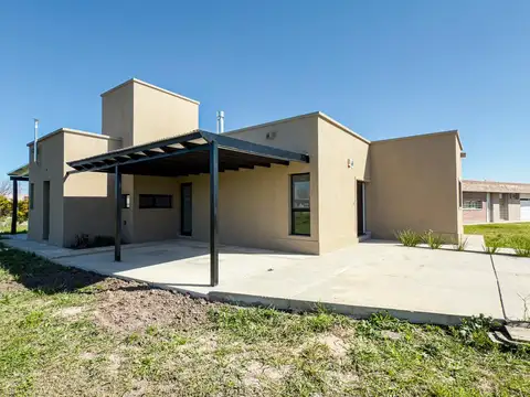 Casa en venta de 2 dormitorios a estrenar con pileta barrio Las Tardes, Roldán