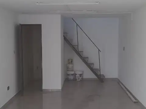 NUEVO PRECIO - LOCAL 35 M2 + ENTREPISO - CON VIDRIERA