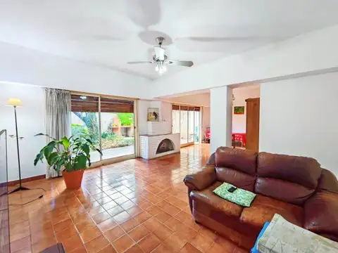 Casa con Jardín, Garaje, Terraza y Parrilla en Villa del Parque