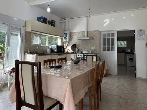 Casa 4 ambientes con 2 baños