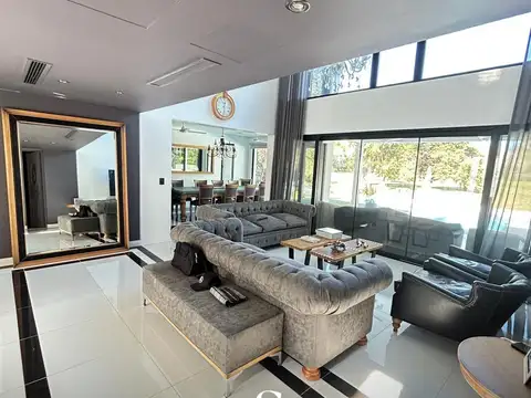 Casa en Alquiler con 3 cocheras