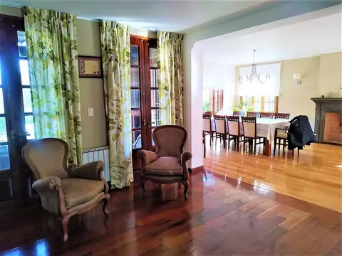 Casa 8 ambientes con 4 baños