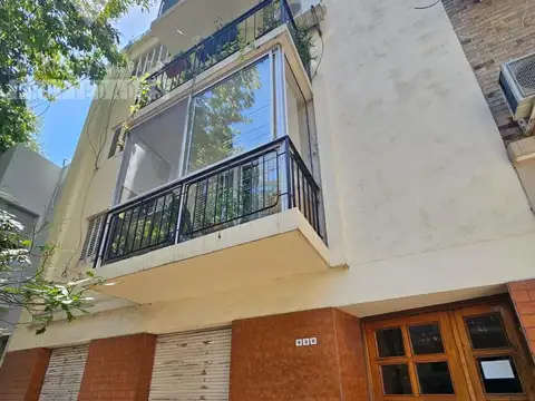 Tres ambientes en PLANTA BAJA, en Pichincha entre Carlos Calvo y Estados Unidos.