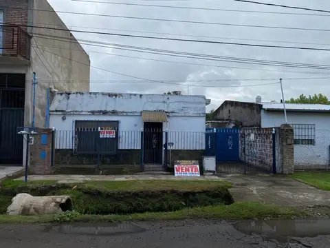 EN VENTA - Casa de 4 ambientes en PRESIDENTE DERQUI.