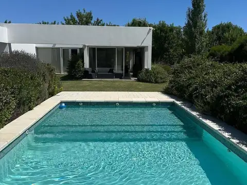 Casa de 3 Dormitorios en Cul-de-Sac | Lote Premium | Campos de Roca II
