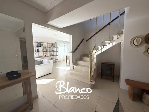 Casa 5 ambientes con 4 baños