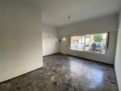ALQUILO EXCELENTE TIPO CASA 3 AMBIENTES C/DEP-SERV 189 M2 TOTALES, PATIO Y TERRAZA, SIN EXPENSAS.
