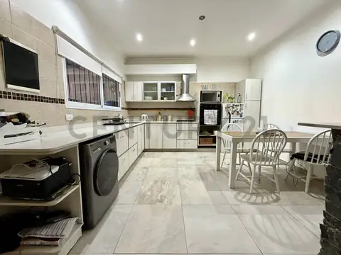 VENTA PH 6 AMBIENTES, CONSULTORIO INDEPENDIENTE, CASTELAR